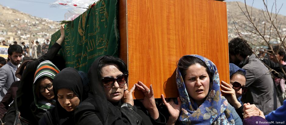 Ativistas em defesa dos direitos da mulher carregam caixão de Farkhunda durante o enterro, em Cabul