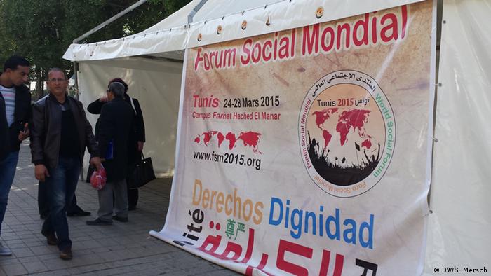 Infostand des Weltsozialforums in Tunesien (Foto: DW/Sarah Mersch)