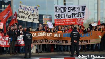 Διαδηλώσεις αλληλεγγύης προς την Ελλάδα πλαισίωσαν την επίσκεψη του έλληνα πρωθυπουργού στο Βερολίνο
