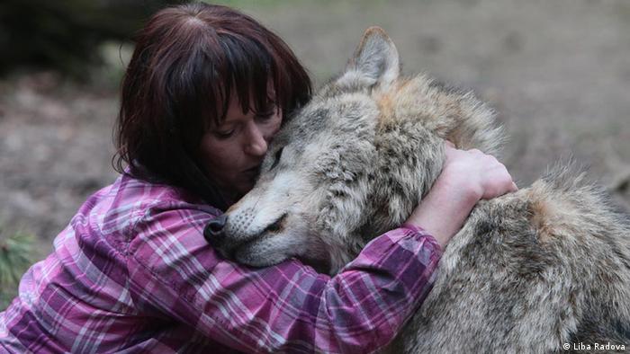 Tanja Askani hugging a wolf (Photo: Liba Radova)