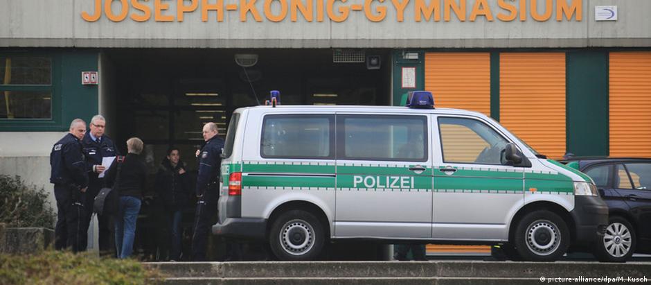 Carro da polícia em frente à escola de Haltern am See, na Alemanha