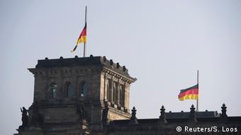 Μεσίστια η σημαία στο γερμανικό κοινοβούλιο