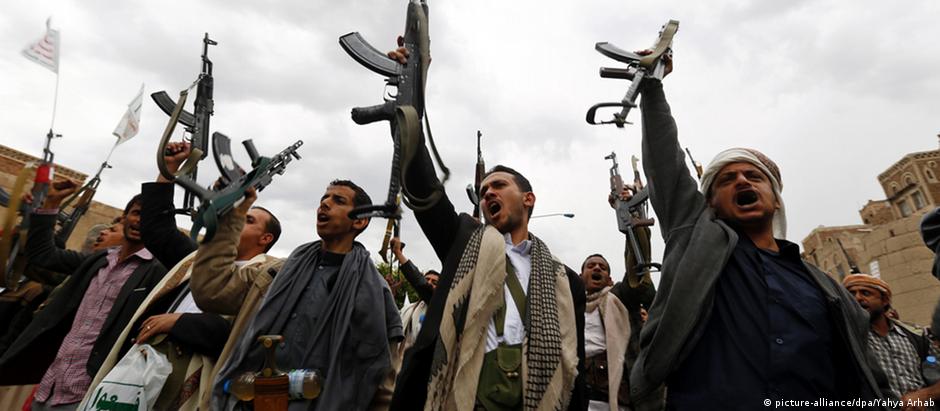 Rebeldes houthis exibem suas armas em Sanaa, capital do Iêmen