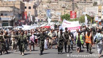 تظاهرات شیعیان حوثی علیه دخالت نظامی خارجی. رئیس‌جمهور یمن، عربستان و ترکیه جمهوری اسلامی را به تحریک حوثی‌ها متهم کرده ‌اند.