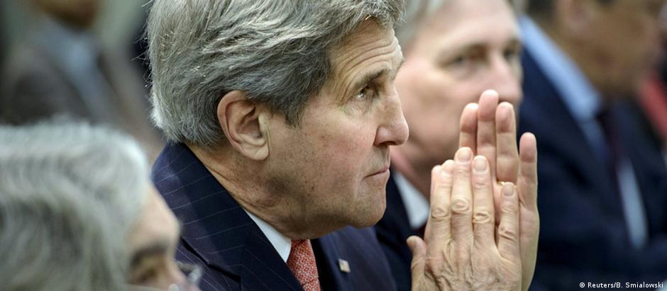 Secretário de Estado dos EUA, John Kerry, permanecerá em Lausanne