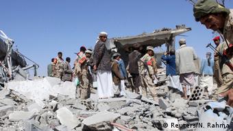 صحنه‌ای از ویرانی‌های ناشی از بمباران یمن. فقیرترین کشور منطقه به صحنه یک جنگ نیابتی میان عربستان و ایران تبدیل می‌شود؟