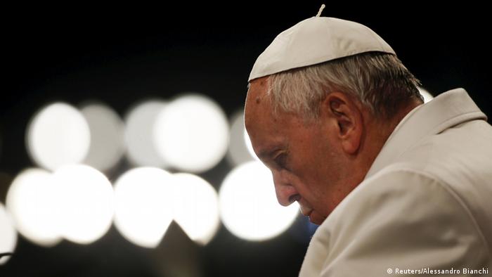 Vatikan Karfreitag Papst Franzislus betet Kreuzweg am Kolosseum