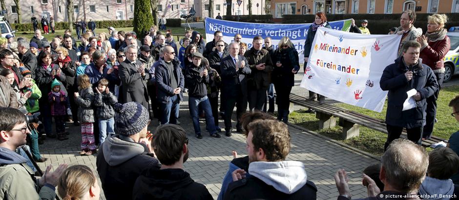 Manifestação de repúdio à xenofoibia em Tröglitz, após o ataque incendiário