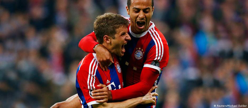 Müller e Thiago comemoram o quarto gol do Bayern sobre o Porto