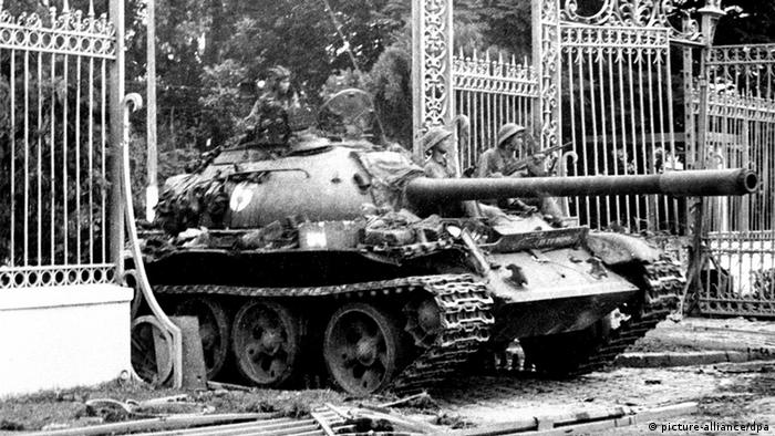 Bildergalerie Vietnam Vietkong-Panzer vor Präsidentenpalast in Saigon 1975