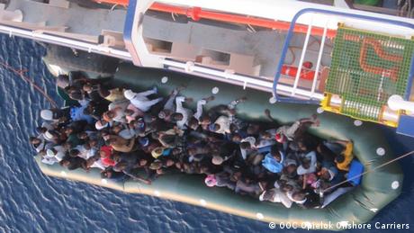 Rettung von Flüchtlingen durch Handelsschiffe im Mittelmeer (Photo: OOC)