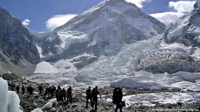 در دامنه کوه اورست دست‌کم ۱۰ کوهنورد بر اثر ریزش بهمن حاصله از زلزله کشته شدند
