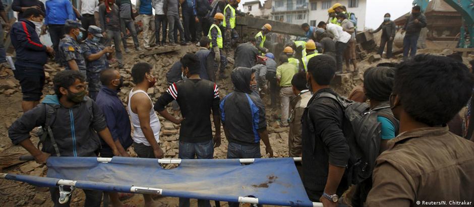 Equipes de resgate procuram por sobreviventes no Nepal