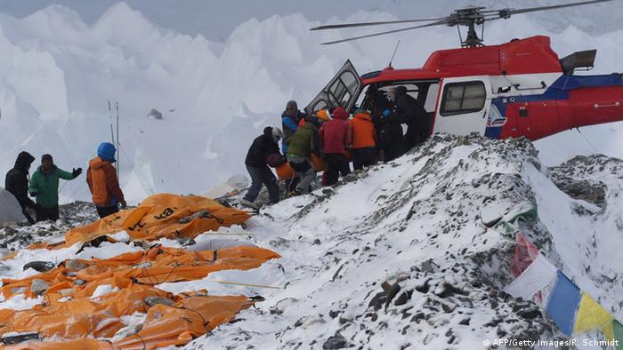 Nepal Himalaya Rettungsaktion nach Lawinenunglück am Mount Everest