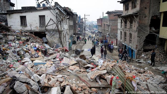 Aftershocks trigger ���chaos and panic��� in Nepal | News | DW.DE.