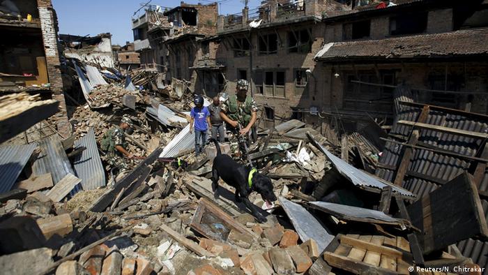 MUNDO: Resgate continua, e número de mortos passa de 3.600 no Nepal