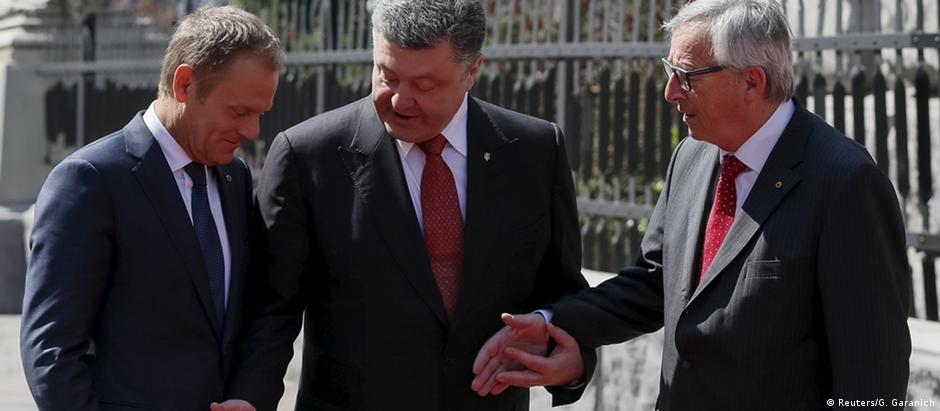 Donald Tusk (e), Petro Poroshenko (c) e Jean-Claude Juncker (d)