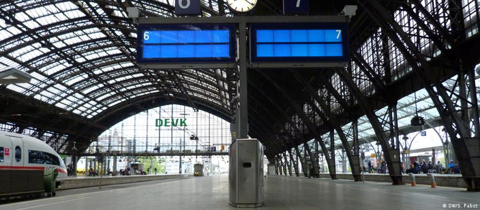 Terminais de trem na estação central de Colônia no primeiro dia da paralisação