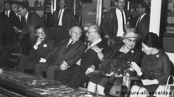 Kancelar Ludwig Erhard (drugi s lijeve strane) se 1967. godine u Izraelu sastao sa premijerom Levi Eškolom.