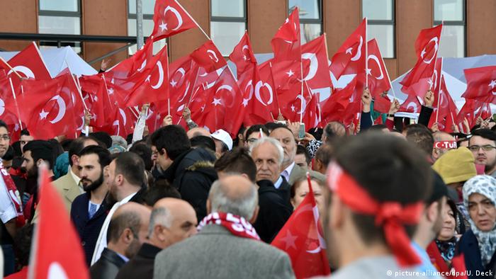 Anhänger Erdogans mit türkischen Fahnen (Foto: dpa)