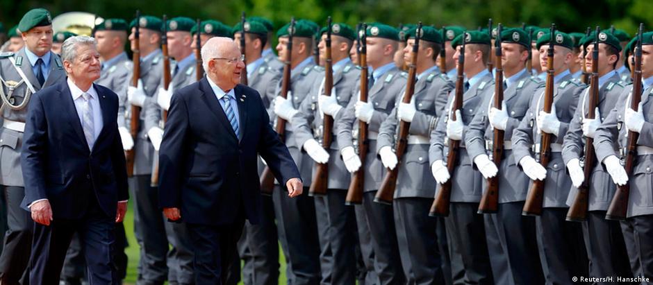 Gauck recepciona Rivlin em Berlim, no Castelo Bellevue, com honras militares