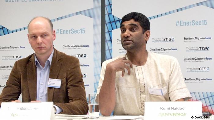 Tobias Müchmeyer (left) and Kumi Naidoo (right) of Greenpeace, at Greenpeace press conference during Energy Security Summit (Photo: Sonya Diehn/DW)