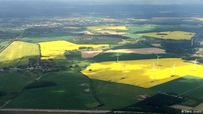 Wind turbines among agricultural landscape in Germany (Photo: Sonya Diehn/DW)