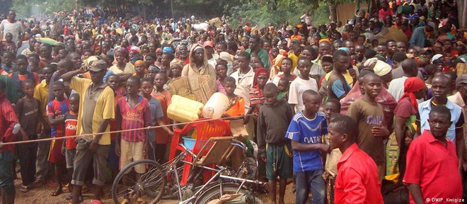 Milhares de burundineses escolharem a Tanzânia como destino, em meio à incerteza em seu país