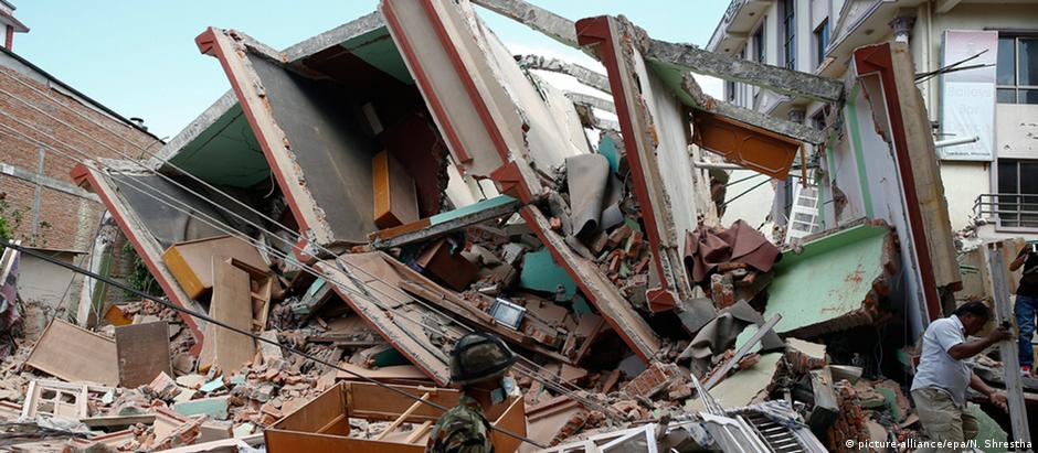 Equipe de resgate e moradores vasculham casa que desabou com o novo terremoto, em Katmandu