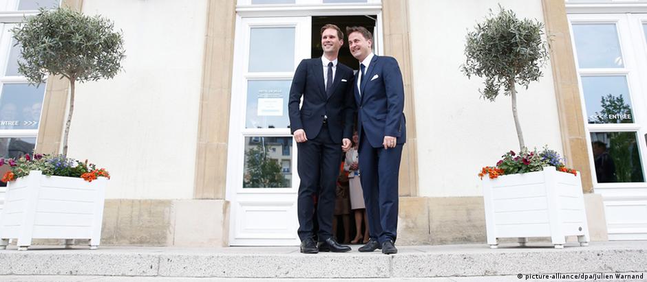 O arquiteto Gauthier Destenay e o primeiro-ministro Xavier Bettel posam para fotos após o casamento