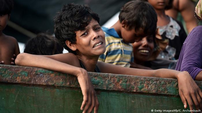 Bildergalerie - Thailand schleppt Flüchtlingsschiff auf das offene Meer zurück