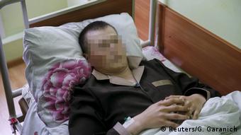 I sëmurë në shtrat: Njëri nga ushtarët e kapur