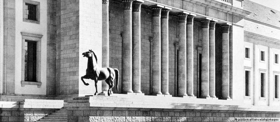 Uma das esculturas em frente à Neue Reichskanzlei em Berlim, em 1939