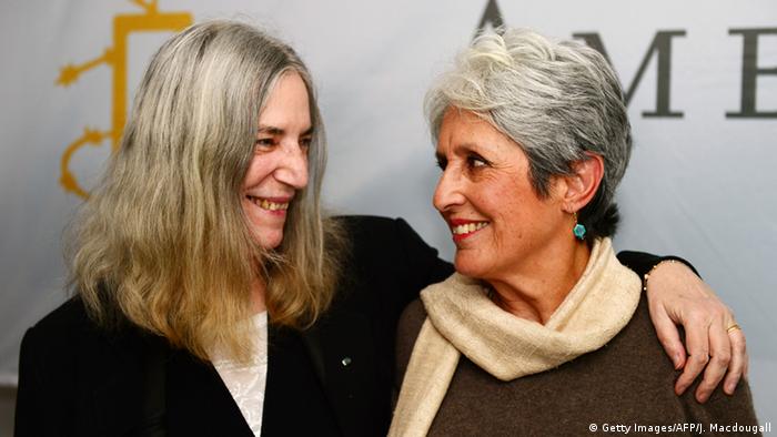 Joan Baez (right) and Patti Smith, Copyright: JOHN MACDOUGALL/AFP/Getty Images