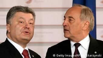 Президенты Украины (слева) и Латвии на саммите в Риге