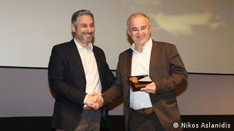 Ο Νίκος Ασλανίδης (δεξιά) παραλαμβάνει το βραβείο κοινού στο πρόσφατο Φεστιβάλ Ντοκιμαντέρ Θεσσαλονίκης 