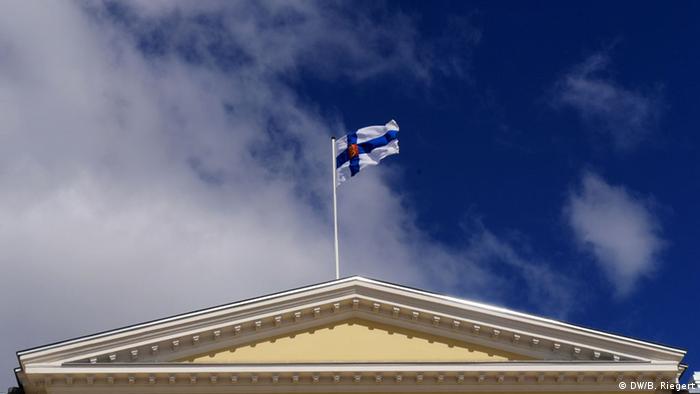Finnische Flagge mit Staatswappen auf dem Präsidentenpalast in Helsinki