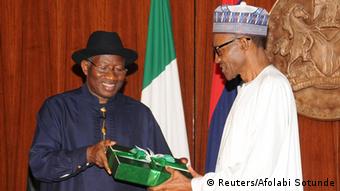Rais anayeondoka wa Nigeria Goodluck Jonathan na rais mpya Muhammadu Buhari 