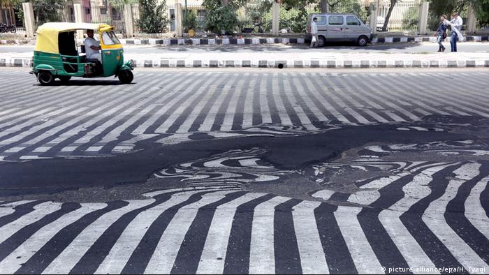 Indien Hitzewelle Zebrastreifen in Neu Delhi schmilzt