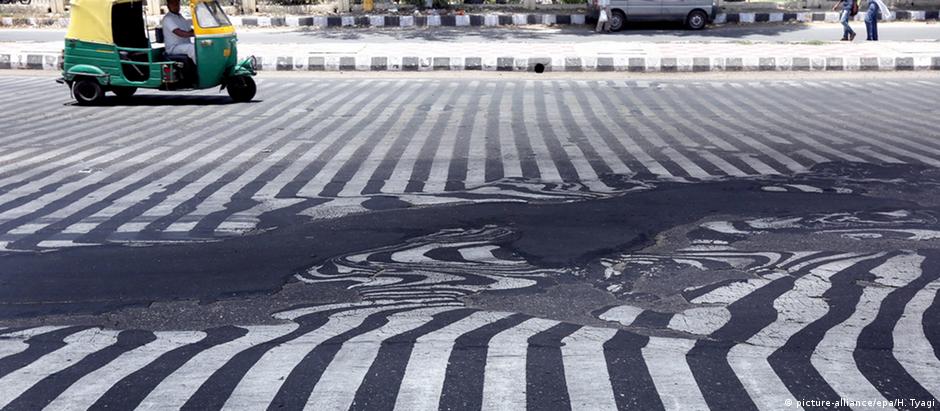 Altas temperaturas derretem asfalto de ruas em Nova Déli