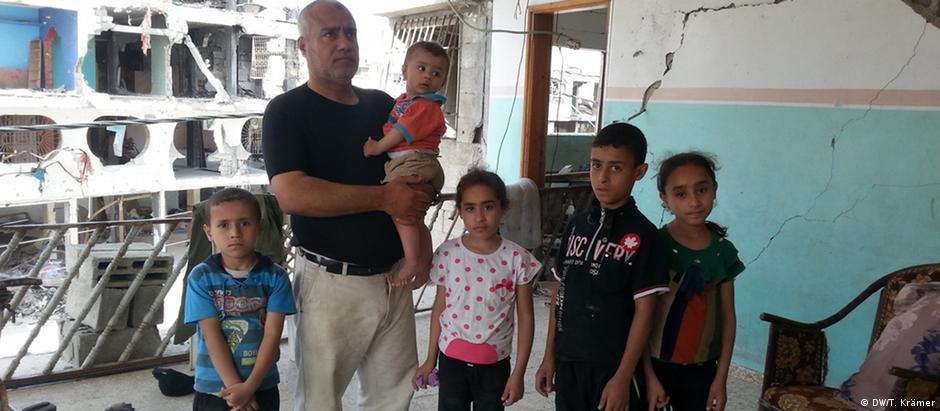 Issam Alewa com filhos: sem opção, palestinos moram em construções destruídas