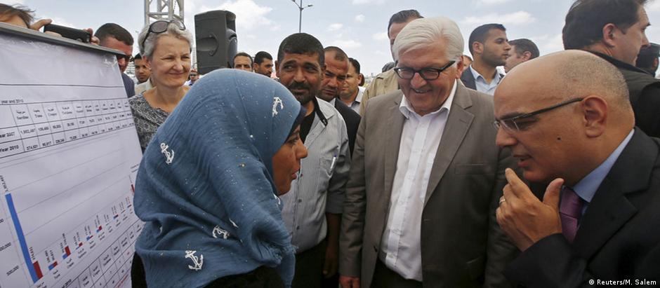 Ministro Frank-Walter Steinmeier (c) visita porto de pescados na Faixa de Gaza
