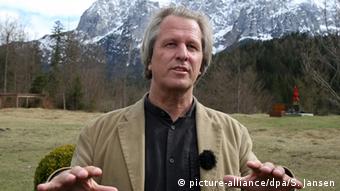 Pronari Dietmar Müller-Elmau bën reklamë për kështjellën Elmau