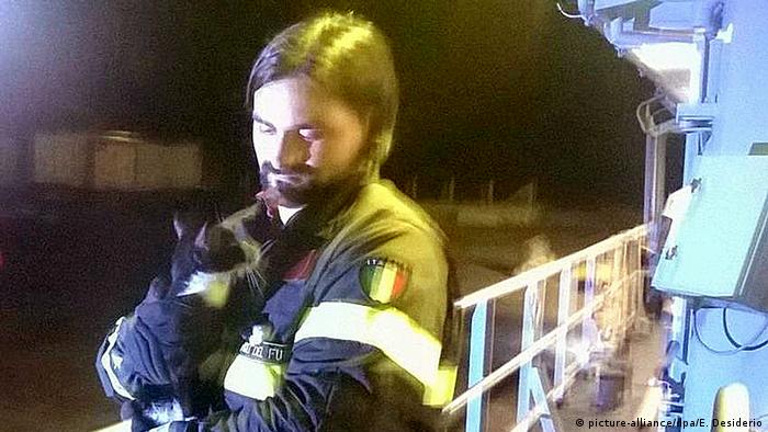 Italien Feuerwehrmann Katze erreicht Lampedusa mit Bootsflüchtlingen