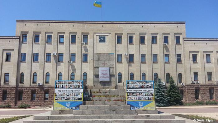Постамент, де стояв вождь більшовиків Кіров, тепер став неофіційним пам'ятником Героям Майдану