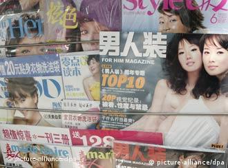 n den Auslagen des Zeitschriftenhandels in Shanghai kann man auch asiatische Ausgaben von Schönheits- und Männermagazinen sehen (Foto vom 16.06.2005). Foto: Silke Reents +++(c) dpa - Report+++