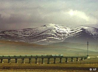 In this photo released by China's Xinhua News Agency June 30, 2006 shows, a train runs along the Qinghai-Tibet Railway in the section of Golmud, northwest China's Qinghai Province, Wednesday, June 28, 2006. The whole line of the newly completed Qinghai-Tibet railway, the highest railroad in the world, is due to open to traffic on July 1, 2006. (AP Photo / Xinhua, Chen Xie) 