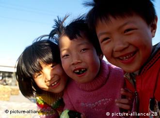 China - Kinder
Caption: Drei lachende kleine chinesische Kinder, aufgenommen am 12.04.2003 in Peking. Foto: Silke Rötting/transit ACHTUNG: GESPERRT FÜR BILDFUNK ! +++(c) dpa - Report+++