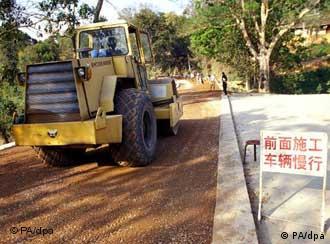 Eine Straße bei Mengxing in der Provinz südwestlichen Yunnan wird gebaut (Foto vom 16.02.2003). Ein Schild gemahnt zur Vorsicht. Foto: Thomas Roetting / Transit   +++(c) dpa - Report+++