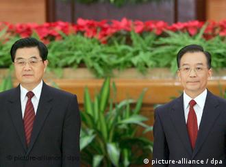 Chinese President Hu Jintao (L) and Prime Minister Wen Jiabao (R) listen to the national anthem at the begining of the reception marking the 57th anniversary of the founding of the People's Republic of China on Saturday 30 September 2006 at the Great Hall of the People in Beijing, China. EPA/ANDREW WONG +++(c) dpa - Report+++